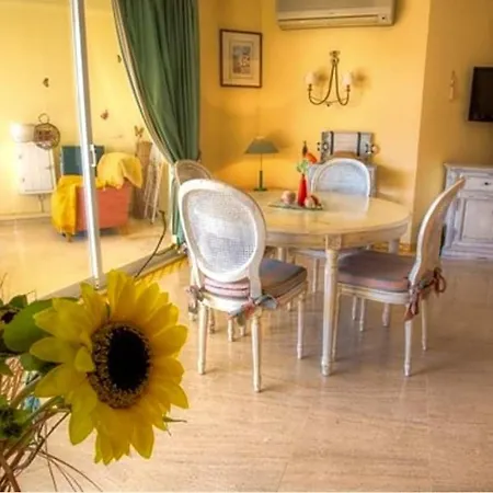 Sleeps 4 Pool Air Con Wifi *