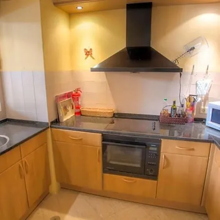 Sleeps 4 Pool Air Con Wifi